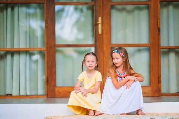 Entzückende kleine Mädchen im Sommer exotischen Urlaub — Stockfoto