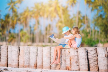 Yaz tatili boyunca sahilde küçük kızlar