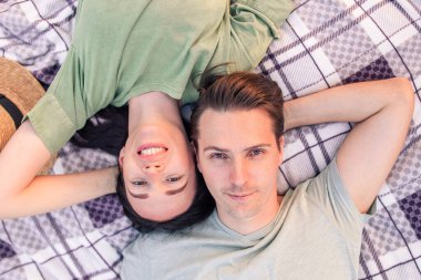 Piknik zamanı. Genç çift parkta piknik yaparken eğleniyor..