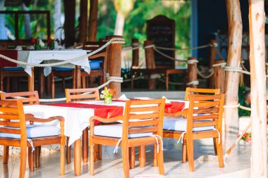 Yaz, egzotik oteldeki boş hava lüksü yengesi.