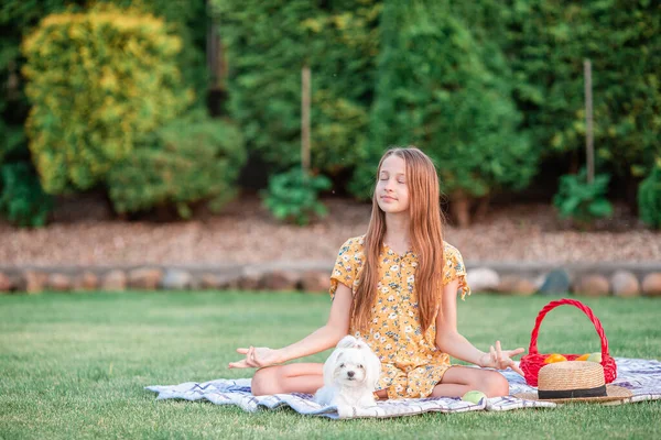 Parkta yoga pozisyonunda küçük bir kız.. — Stok fotoğraf