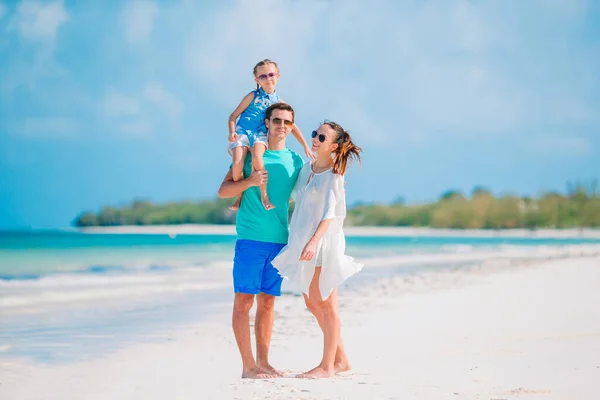 Giovane Famiglia sulla spiaggia bianca durante le vacanze estive — Foto Stock