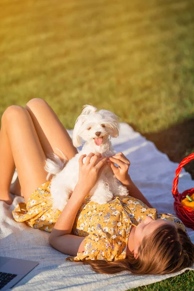 Zwei kleine Kinder picknicken im Park — Stockfoto