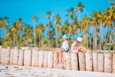 Yaz tatili boyunca sahilde küçük kızlar