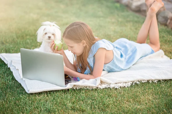 Niña al aire libre en el parque con computadora —  Fotos de Stock