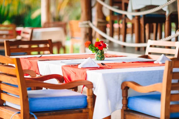 Verano vacío al aire libre de lujo restaraunt en hotel exótico — Foto de Stock