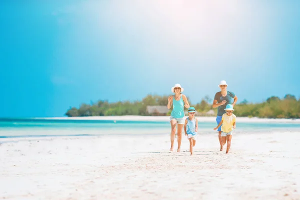 Foto di famiglia felice divertirsi sulla spiaggia. Stile di vita estivo — Foto Stock