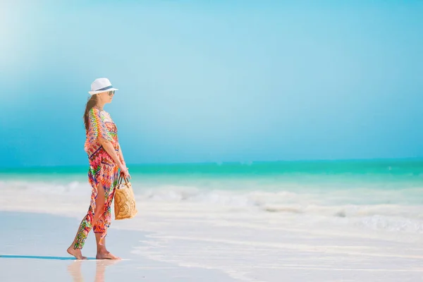 Młoda kobieta moda w zielonej sukience na plaży — Zdjęcie stockowe