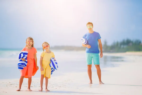 Padre e hijos pequeños en la playa —  Fotos de Stock