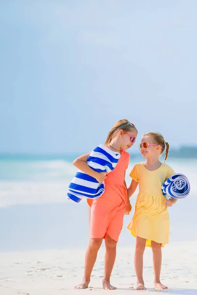 A kis vidám lányok jól érzik magukat a trópusi strandon, együtt játszanak.. — Stock Fotó