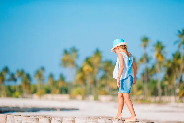 Adorabile bambina in spiaggia durante le vacanze estive — Foto Stock