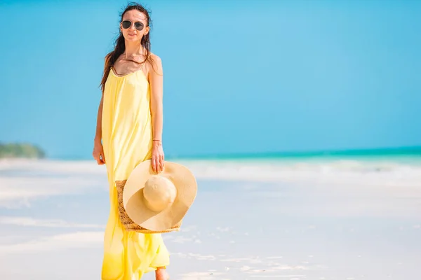 Joven mujer de moda en vestido en la playa — Foto de Stock