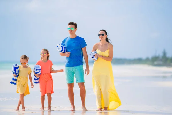 Joven familia de vacaciones tienen un montón de diversión — Foto de Stock