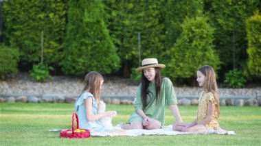 Mutlu anne ve küçük kızları suumer 'da dinleniyor.