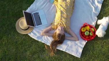 Parkta oynayan gülümseyen küçük kız.