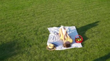 Parkta oynayan gülümseyen küçük kız.