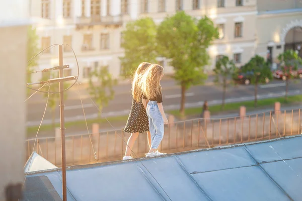 Linda chica en la azotea disfrutando con vista a la hermosa puesta de sol en Sankt Petersburg en Rusia — Foto de Stock