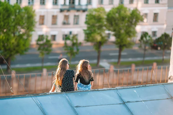 ロシアのサンクト・ペテルブルクで美しい夕日を眺めながら楽しむかわいい女の子の屋上 — ストック写真