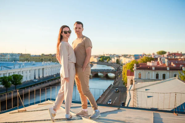 Familia en la azotea disfrutando con vista a la hermosa puesta de sol en Sankt Petersburg en Rusia —  Fotos de Stock