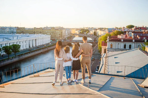 Família no telhado desfrutando com vista para o belo pôr do sol em Sankt Petersburg, na Rússia — Fotografia de Stock