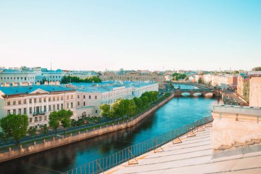 St. Petersburg şehrinin çatısından manzara.