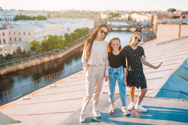 Aile çatıda Sankt Petersburg, Rusya 'da güzel günbatımının keyfini çıkarıyor.
