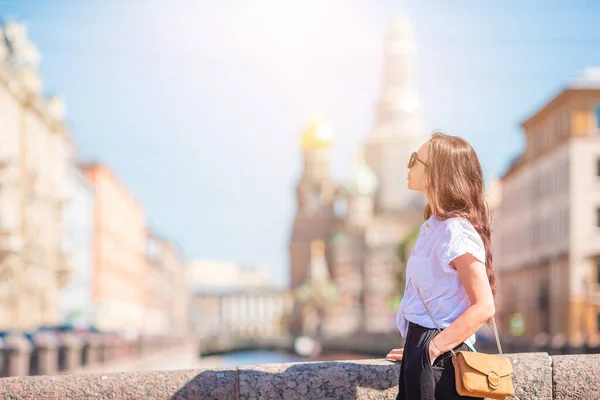Женщина на летней набережной в Санкт-Петербурге на природе — стоковое фото