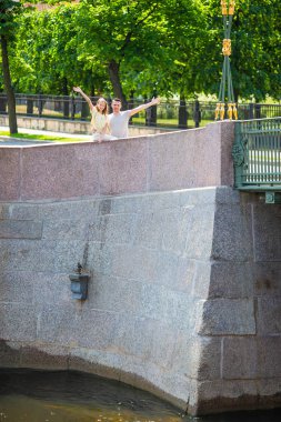 Fontanka nehri üzerindeki Chizhik-Pyzhik heykelinin küçük kuşu, St. Petersburg, Rusya