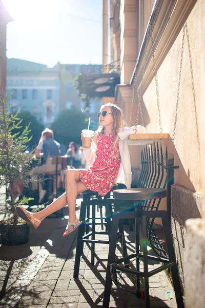 夏日温暖的户外咖啡馆里的小女孩 — 图库照片