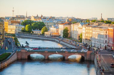 St. Petersburg şehrinin çatısından manzara.