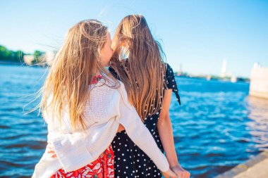 Saint Petersburg 'daki rıhtımdaki çocuklar.