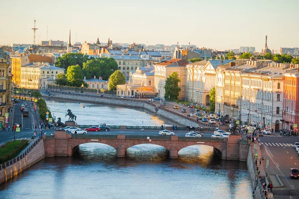 Het uitzicht vanaf de daken van boven op de stad St. Petersburg — Stockfoto