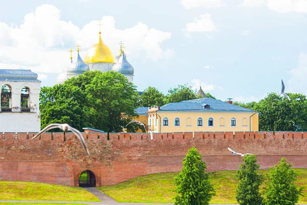 Veliky Novgorod, Rusland. Novgorod Kremlin bij de rivier de Volchov — Stockfoto