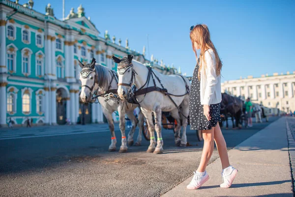 サンクトペテルブルクのエルミタージュ美術館を訪れる少女. — ストック写真