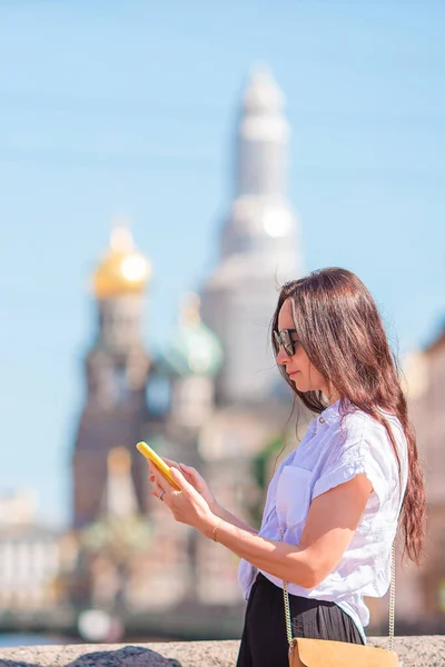 Mujer en el paseo marítimo de verano en San Petersburgo al aire libre — Foto de Stock