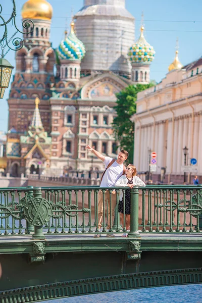 Aile Saint Petersburg 'da yaz mevsiminde açık havada. — Stok fotoğraf