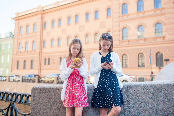 Children at the summer waterfront in Saint Petersburg — Stock Photo, Image