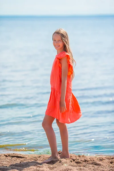 Liebenswertes kleines Mädchen am Strand während der Sommerferien — Stockfoto