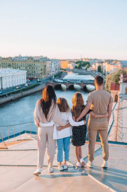 Aile çatıda Sankt Petersburg, Rusya 'da güzel günbatımının keyfini çıkarıyor.