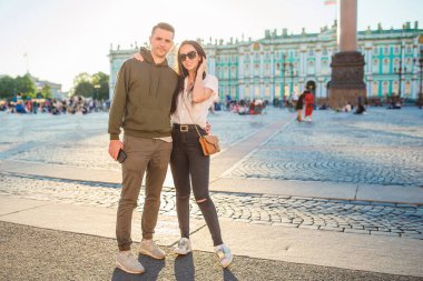 Aile Saint Petersburg 'daki Hermitage' ı ziyaret ediyor.