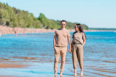 Yaz tatilinde beyaz sahilde genç bir çift.