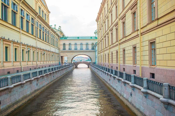 Blick auf den Kanal in der schönen Stadt Sankt Petersburg. Gebäude von beiden Seiten des Flusses. — Stockfoto