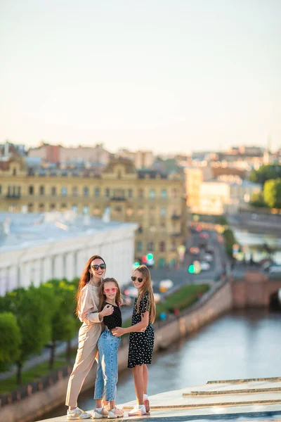 Família no telhado desfrutando com vista para o belo pôr do sol em Sankt Petersburg, na Rússia — Fotografia de Stock