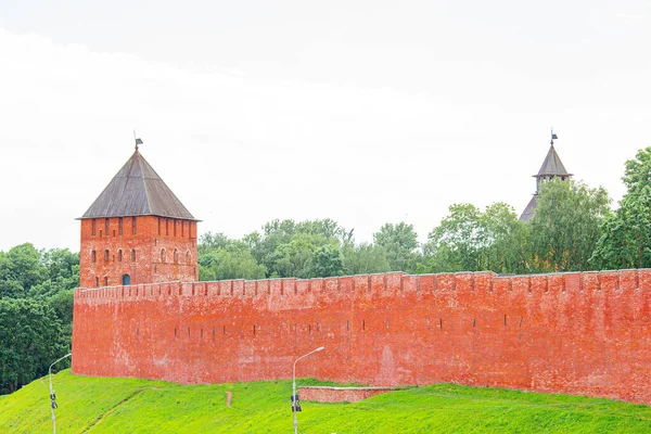 Veliky Novgorod, Rusland. Novgorod Kremlin bij de rivier de Volchov — Stockfoto