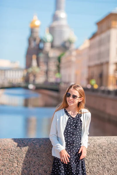 Menina bonito em Sankt Petersburg na Rússia — Fotografia de Stock