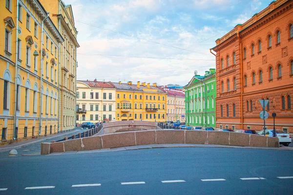 サンクトペテルブルク市内のネヴァ川と古代の通りや堤防 — ストック写真