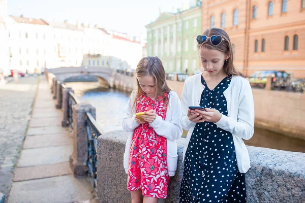 Barn vid sommarstranden i Sankt Petersburg — Stockfoto