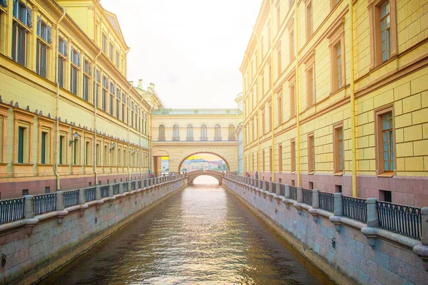 Rues anciennes et remblai avec la rivière Neva dans la ville de Saint-Pétersbourg — Photo