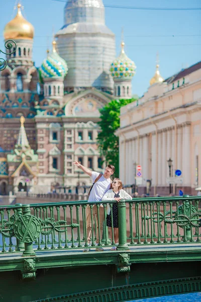Aile Saint Petersburg 'da yaz mevsiminde açık havada. — Stok fotoğraf
