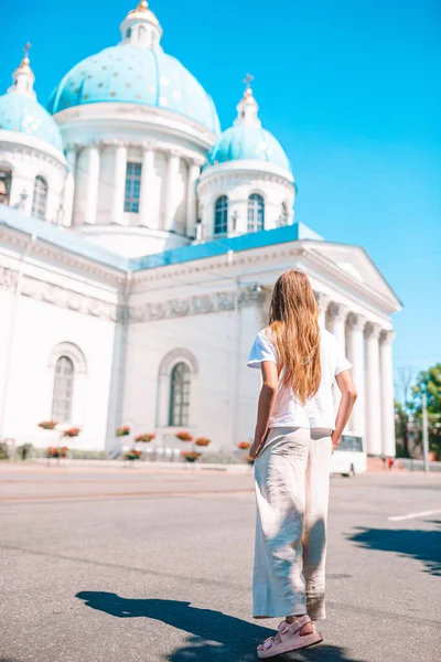 Linda chica en Sankt Petersburg en Rusia —  Fotos de Stock